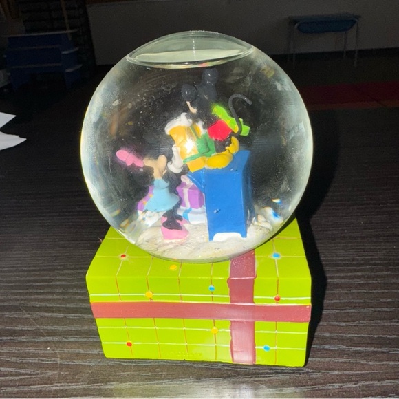 Disney Mickey and Minnie Christmas present musical snow globe - Picture 2 of 5
